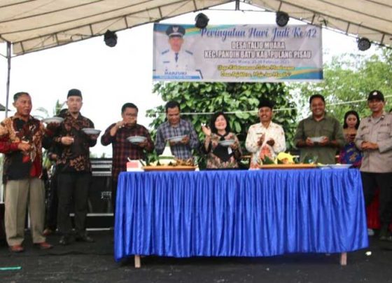 Bupati Pulang Pisau Taty Narang saat menghadiri HUT ke 42 Desa Talio Muara Sabtu 25 Februari 2023.