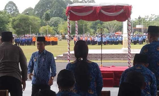 Bupati Sakariyas menghadiri sekaligus sebagai pemimpin apel gabungan ASN di halaman kantor bupati setempat Senin 20 Februari 2023.