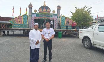 Camat MB Ketapang Eddy Hidayat saat melihat persiapan panggung utama didampingi salah satu pengurus Masjid Nurul Iman.