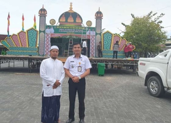 Camat MB Ketapang Eddy Hidayat saat melihat persiapan panggung utama didampingi salah satu pengurus Masjid Nurul Iman.