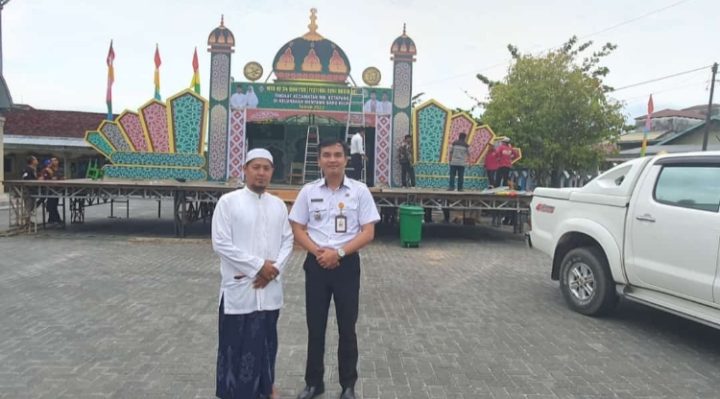 Camat MB Ketapang Eddy Hidayat saat melihat persiapan panggung utama didampingi salah satu pengurus Masjid Nurul Iman.