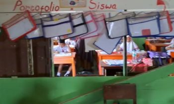 Dinding ruang kelas SDN 1 Baamang Tengah yang terletak di Jalan Muchran Ali Baamang Sampit runtuh Senin 20 Februari 2023.