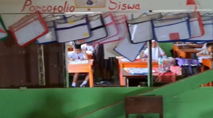 Dinding ruang kelas SDN 1 Baamang Tengah yang terletak di Jalan Muchran Ali Baamang Sampit runtuh Senin 20 Februari 2023.