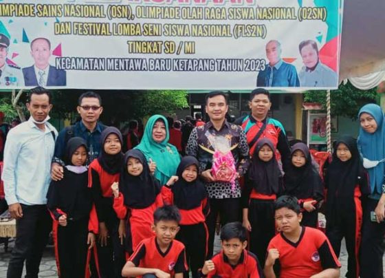 Foto bersama Camat MB Ketapang Eddy Hidayat Setiadi bersama kepala sekolah guru dan siswa peserta dari SDN 4 Ketapang pada pembukaan O2SN FLS2N dan OSN di SDN 3 MB Hulu Sabtu 11 Februari 2023