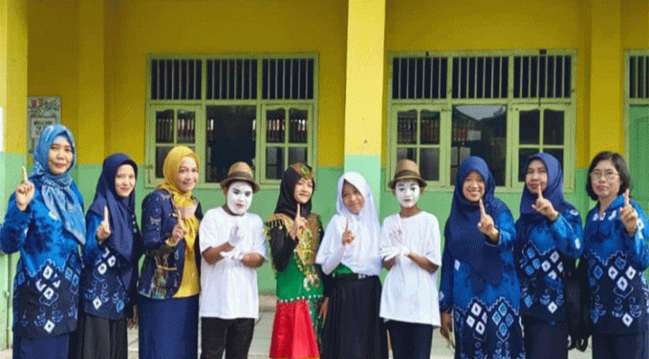 Foto bersama guru pendamping dan siswa SDN 5 Baamang Hilir di mana salah satu perwakilannya mendapatkan juara 1 Vokal Solo Seleksi FLS2N Tingkat Kecamatan Kamis 9 Februari 2023.