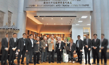 Foto bersama lima wartawan Indonesia yang tergabung dalam organisasi Serikat Media Siber Indonesia SMSI bersama pimpinan Kantor Dagang dan Ekonomi Indonesia atau KDEI di Taipei Taiwan baru baru ini.
