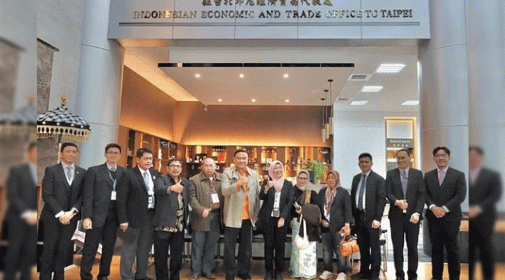 Foto bersama lima wartawan Indonesia yang tergabung dalam organisasi Serikat Media Siber Indonesia SMSI bersama pimpinan Kantor Dagang dan Ekonomi Indonesia atau KDEI di Taipei Taiwan baru baru ini.