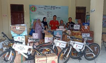 Foto bersama pengurus Sektetariat PGRI Kotim yang mempersiapkan bingkisan untuk hadiah doorprize acara jalan sehat Sabtu 4 Februari 2023.