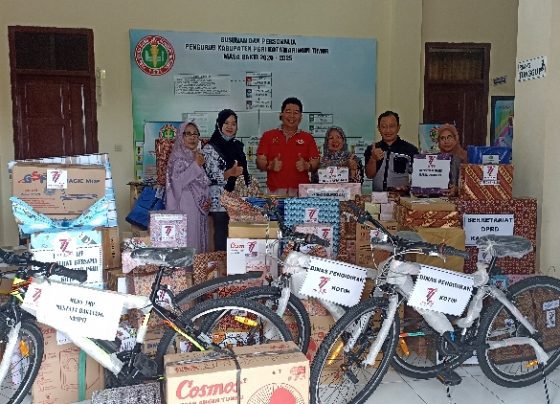 Foto bersama pengurus Sektetariat PGRI Kotim yang mempersiapkan bingkisan untuk hadiah doorprize acara jalan sehat Sabtu 4 Februari 2023.