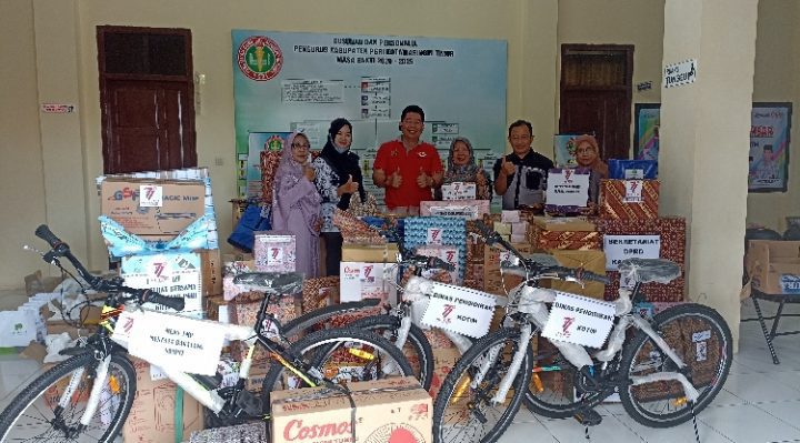 Foto bersama pengurus Sektetariat PGRI Kotim yang mempersiapkan bingkisan untuk hadiah doorprize acara jalan sehat Sabtu 4 Februari 2023.