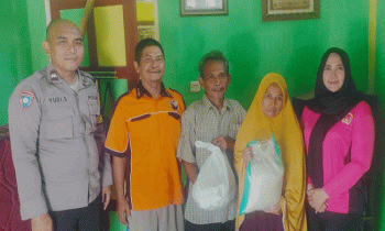 Guru ngaji di Sampit Yuni berkerudung kuning menerima bantuan dari seorang personel Bhayangkari Cabang Kotim dalam Rangka HUT Yayasan Kemala Bhayangkari ke 43 Rabu 8 Februari 2023.