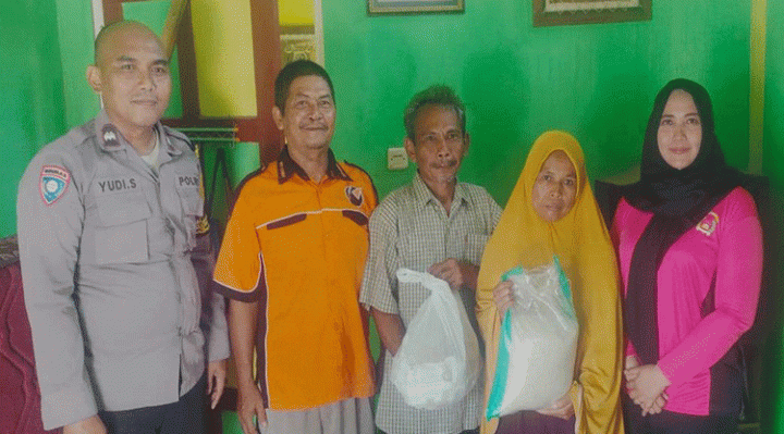 Guru ngaji di Sampit Yuni berkerudung kuning menerima bantuan dari seorang personel Bhayangkari Cabang Kotim dalam Rangka HUT Yayasan Kemala Bhayangkari ke 43 Rabu 8 Februari 2023.
