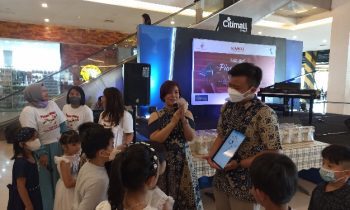 Hesti Candra Kawai Music School Sampit memberikan ilmu pengetahuan soal musik ke anak didiknya di Citimall Sampit 20 November 2022.