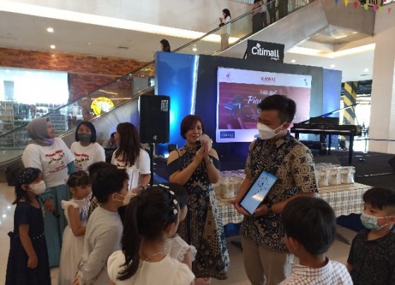 Hesti Candra Kawai Music School Sampit memberikan ilmu pengetahuan soal musik ke anak didiknya di Citimall Sampit 20 November 2022.