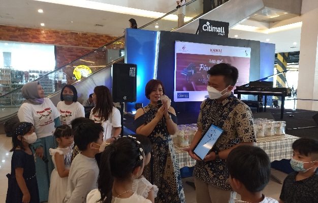 Hesti Candra Kawai Music School Sampit memberikan ilmu pengetahuan soal musik ke anak didiknya di Citimall Sampit 20 November 2022.