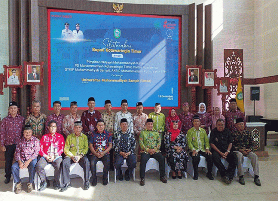 Jajaran Pengurus Wilayah Muhammadiyah Kalteng dan tim persiapan pembentukan Umsa berfoto bersama Bupati Kotim Halikinnor saat silaturahim di aula rumah jabatan belum lama ini.
