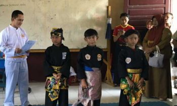 Juara 123 Cabor Pencak Silat Putera Seleksi O2SN Kecamatan Baamang di SDN 2 Baamang Hulu Sampit berfoto bersama Senin 6 Februari 2023