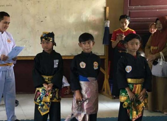 Juara 123 Cabor Pencak Silat Putera Seleksi O2SN Kecamatan Baamang di SDN 2 Baamang Hulu Sampit berfoto bersama Senin 6 Februari 2023