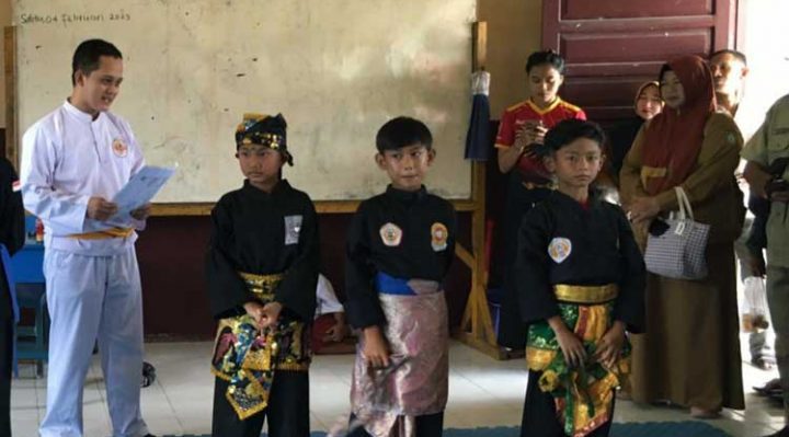 Juara 123 Cabor Pencak Silat Putera Seleksi O2SN Kecamatan Baamang di SDN 2 Baamang Hulu Sampit berfoto bersama Senin 6 Februari 2023