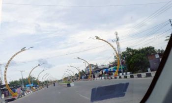 Kabel melintang yang menggangu pemandangan di kawasan Terowongan Nur Mentaya Sampit.