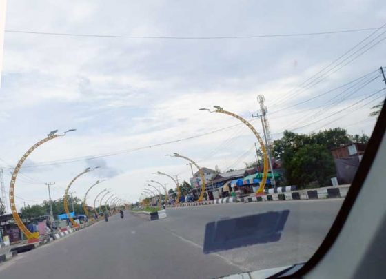 Kabel melintang yang menggangu pemandangan di kawasan Terowongan Nur Mentaya Sampit.