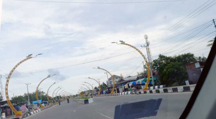 Kabel melintang yang menggangu pemandangan di kawasan Terowongan Nur Mentaya Sampit.