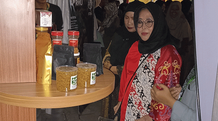 Kadisparbud Kotim Ellena Rosie baju merah ditemani Kadis Koperasi dan UMKM Rusmiati mengunjungi stand Hola Food Fest di Museum Kayu Sampit Jalan Jenderal S. Parman Sampit.