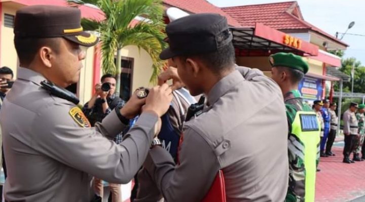 Kapolres Katingan AKBP I Gede Putu Widyana menyematkan pita bagi personel Operasi Keselamatan Telabang di Mapolres setempat Selasa 7 Februari 2023.