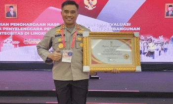 Kapolres Kotim AKBP Sarpani saat menerima Penghargaan Pelayanan Prima Lingkup Polri Tahun 2022