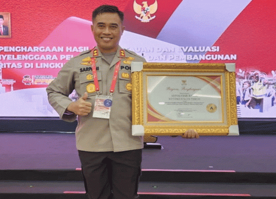 Kapolres Kotim AKBP Sarpani saat menerima Penghargaan Pelayanan Prima Lingkup Polri Tahun 2022