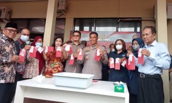 Kapolres Kotim AKBP Sarpani tengah saat memperlihatkan barang bukti sebelum dimusnahkan Kamis 23 Februari 2023.