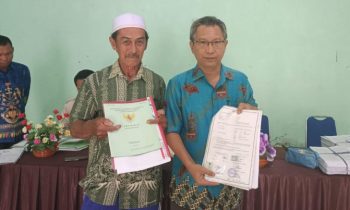 KasiSurveidanPemetaanKantorPertanahanKabupatenPulangPisauMisriantousaimenyerahkansertifikathasilPTSL2022diDesaTanjungPerawan copy 671x470