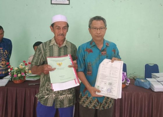 KasiSurveidanPemetaanKantorPertanahanKabupatenPulangPisauMisriantousaimenyerahkansertifikathasilPTSL2022diDesaTanjungPerawan copy 671x470