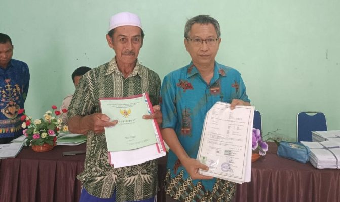 KasiSurveidanPemetaanKantorPertanahanKabupatenPulangPisauMisriantousaimenyerahkansertifikathasilPTSL2022diDesaTanjungPerawan copy 671x470