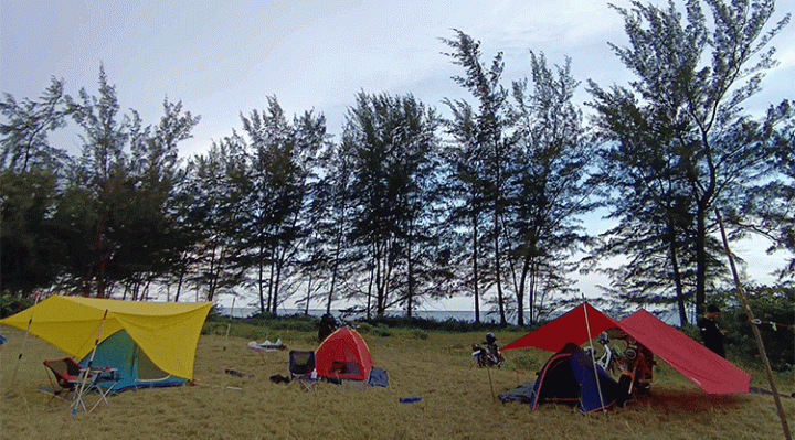 Kawasan Pantai Sandurian menjadi potensi pariwisata andalan di Desa Sungai Perlu jika nantinya didukung infrastruktur jalan yang memadai.
