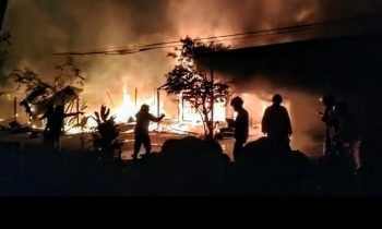 Kebakaran yang melanda permukiman warga di Bamang Hulu I Minggu dini hari 26 Februari 2023.