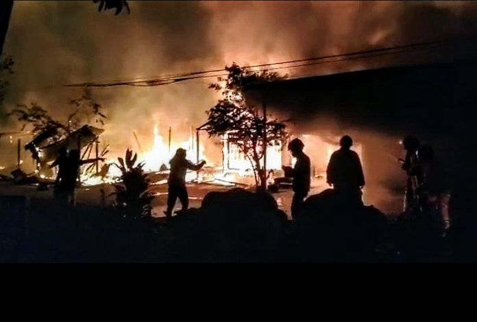 Dini Hari Membara di Baamang Hulu, Lima Rumah Terbakar, Dua Warga Luka Bakar