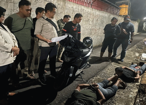 Kedua pelaku saat diamankan Satresnarkoba Polres Kotim Kamis 2 Februari 2023.