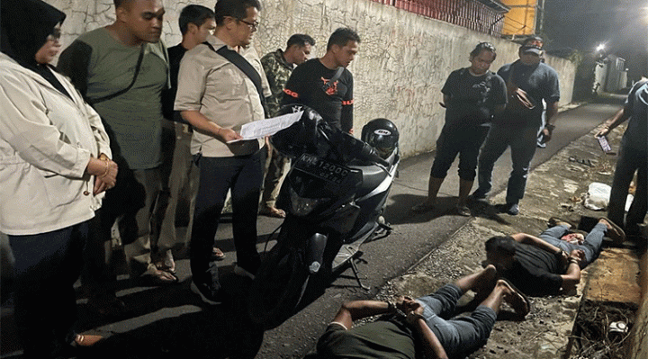 Kedua pelaku saat diamankan Satresnarkoba Polres Kotim Kamis 2 Februari 2023.