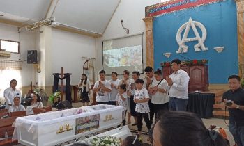 Keluarga Mendiang Camat Telawang Siagano saat penyemayaman jenazah Mendiang Siagano di Gereja Alfa Omega Sampit Rabu 1 Februari 2023.