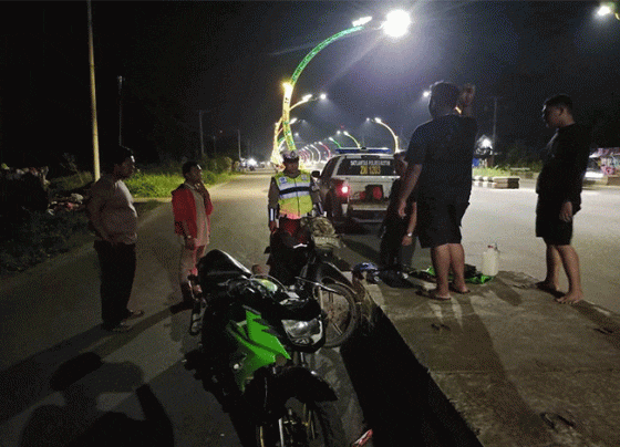 Kendaraan yang terlibat kecelakaan saat dievakuasi.