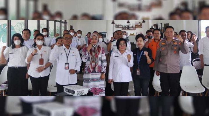 Kepala BPS Pulang Pisau bersama Sekretaris Diskominfo Pulang Pisau dan peserta usai dialog membahas data statistik belum lama ini.