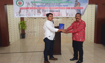 Kepala DPC Pertapin Kotim Rudi Irwandi saat memberikan cindera Mata kepada Kepala Disnakertans Kotim Fuad Sidiq.