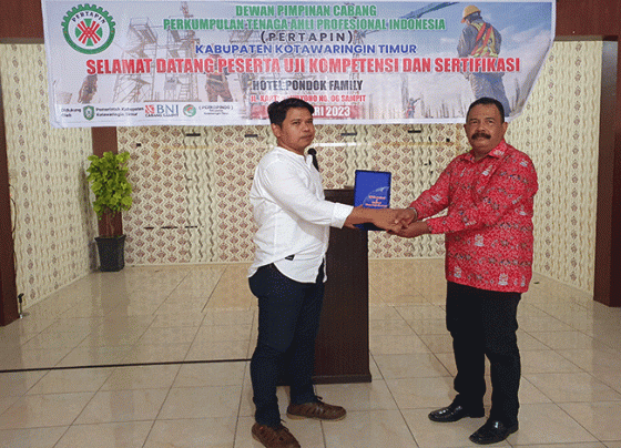 Kepala DPC Pertapin Kotim Rudi Irwandi saat memberikan cindera Mata kepada Kepala Disnakertans Kotim Fuad Sidiq.