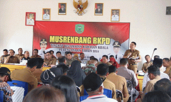 Kepala DPUPR Pulang Pisau menjelaskan skala prioritas pembangunan di tahun 2023 saat menghadiri Musrenbang kecamatan Kahayan Kuala belum lama ini.