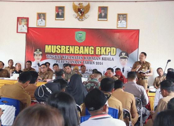 Kepala DPUPR Pulang Pisau menjelaskan skala prioritas pembangunan di tahun 2023 saat menghadiri Musrenbang kecamatan Kahayan Kuala belum lama ini.