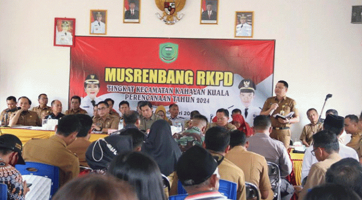 Kepala DPUPR Pulang Pisau menjelaskan skala prioritas pembangunan di tahun 2023 saat menghadiri Musrenbang kecamatan Kahayan Kuala belum lama ini.