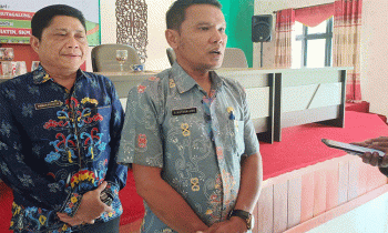 Kepala Dinas Kesehatan Murung Raya dr Suwirman dan Sekretaris Dinas Kesehatan Firman Prihatin