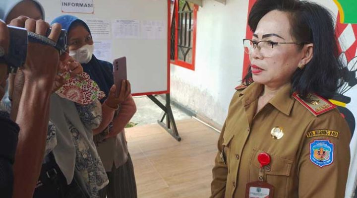 Kepala Disdukcapil Murung Raya Regita saat diwawancarai awak media usai mengelar acara Peluncuran Perdana Penerapan ldentitas Kependudukan Digital Kamis 23 Februari 2023.