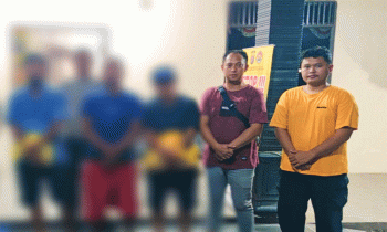 Ketiga terduga pelaku saat diamankan polisi.